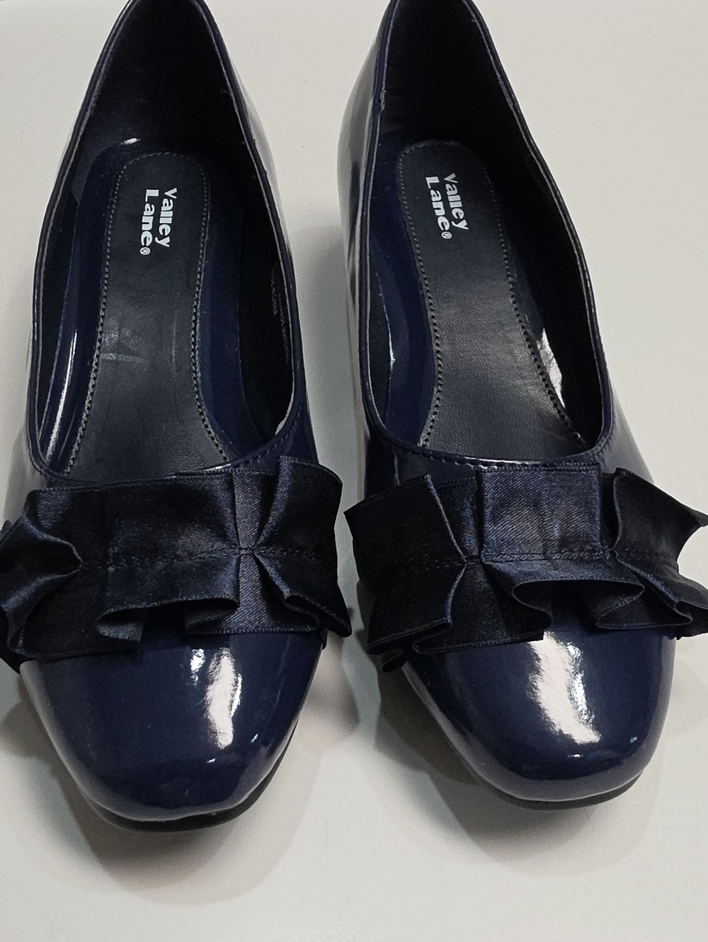 Valley Lane Navy Blue Patent Leather Pumps with Ribbon Bow - Sixe 7WW